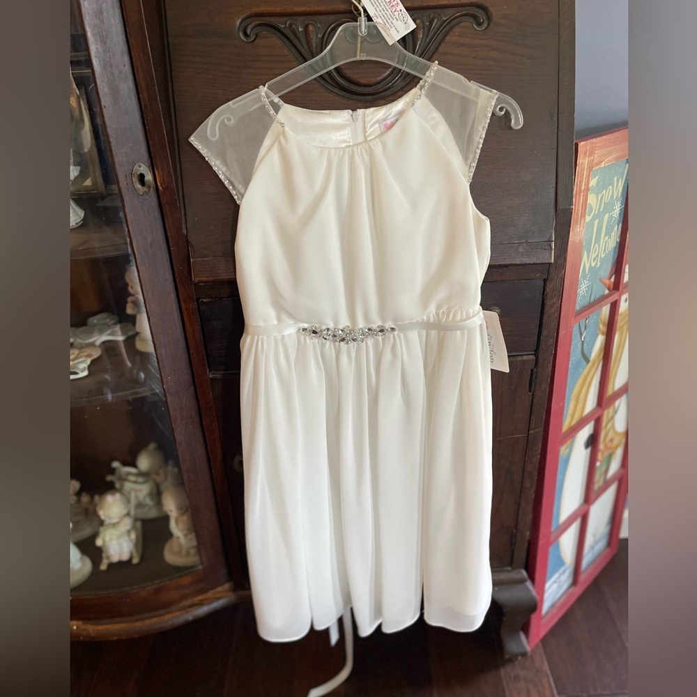 NWT flower girl or first communion dress Ivory. Girls size 8. Silver details.